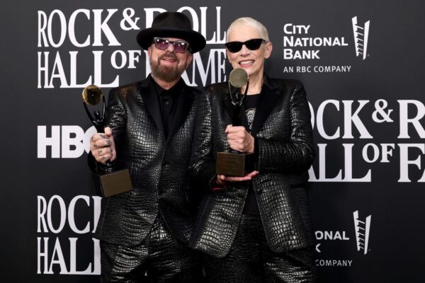 Eurythmics' Lennox, Stewart Reunite For 2022 Rock Hall Induction